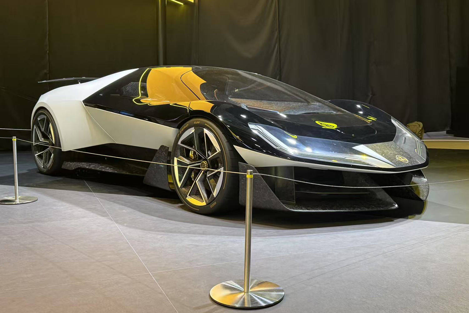 蓮花跑車(chē)Theory 1驚艷亮相2025上海車(chē)展前夕,性能強(qiáng)悍引期待!