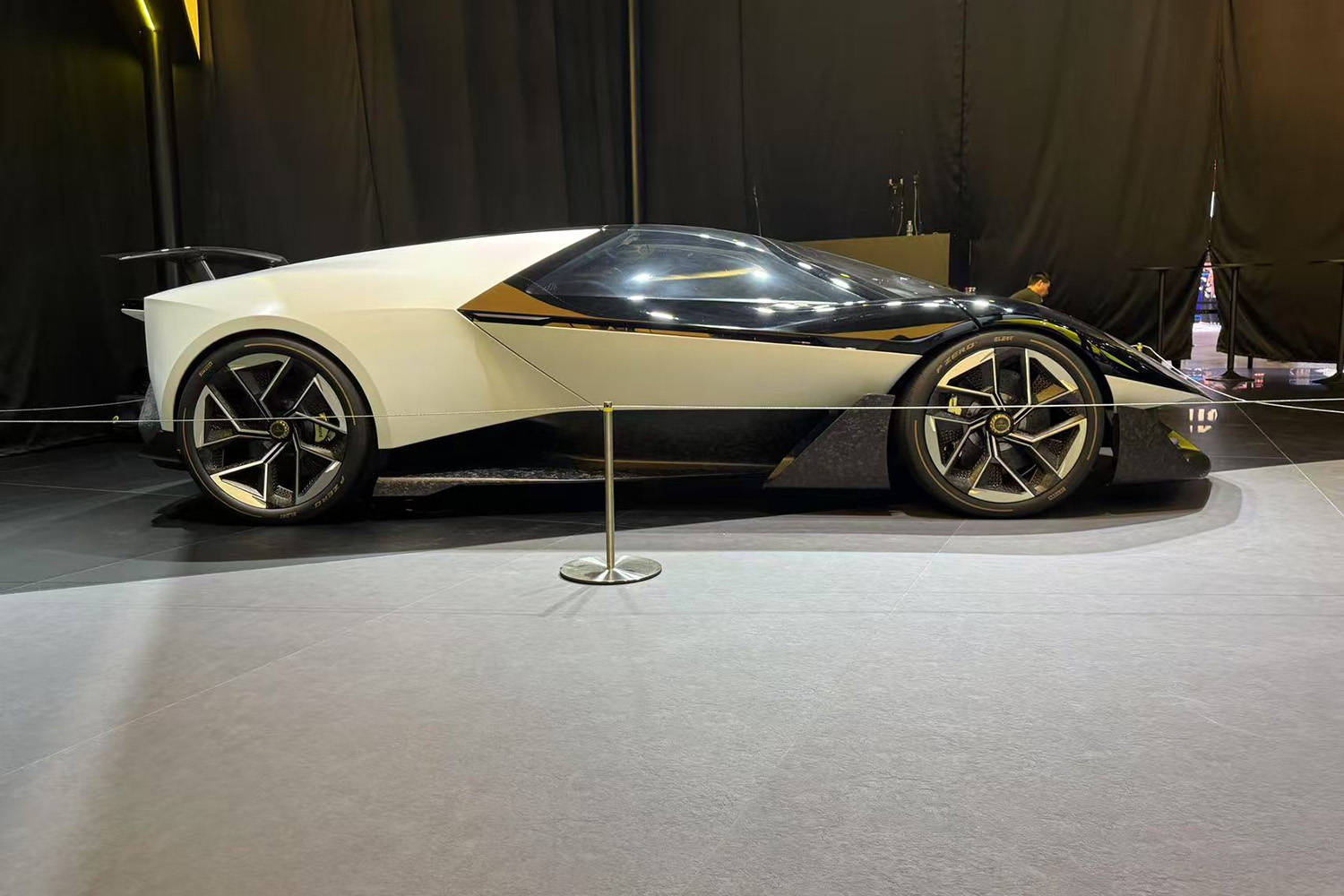 蓮花跑車(chē)Theory 1驚艷亮相2025上海車(chē)展前夕,性能強(qiáng)悍引期待!