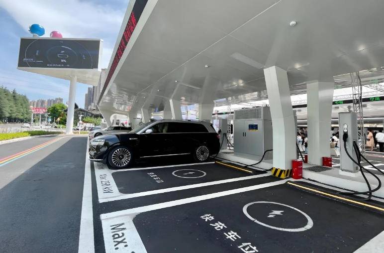 車企自建電樁無差別開放,“蔚小理”最受傷?