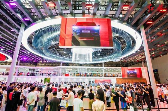 第七屆一汽紅旗嘉年華盛大啟幕 好車+好價 “紅”動汽車城