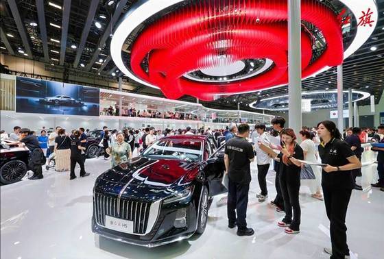 第七屆一汽紅旗嘉年華盛大啟幕 好車+好價 “紅”動汽車城