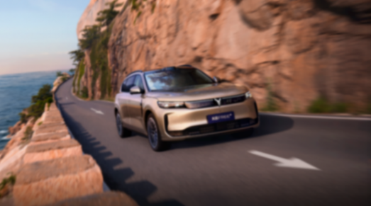 全新嵐圖FREE+在日前上市了,新車共推出后驅乾崑版、四驅乾崑版和四驅運動定制版三個版型,市場指導價21.99萬元起