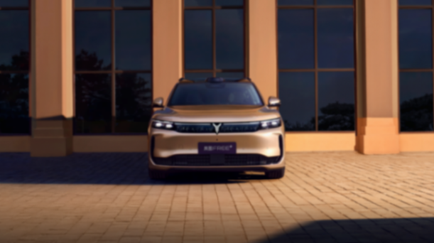 全新嵐圖FREE+在日前上市了,新車共推出后驅乾崑版、四驅乾崑版和四驅運動定制版三個版型,市場指導價21.99萬元起