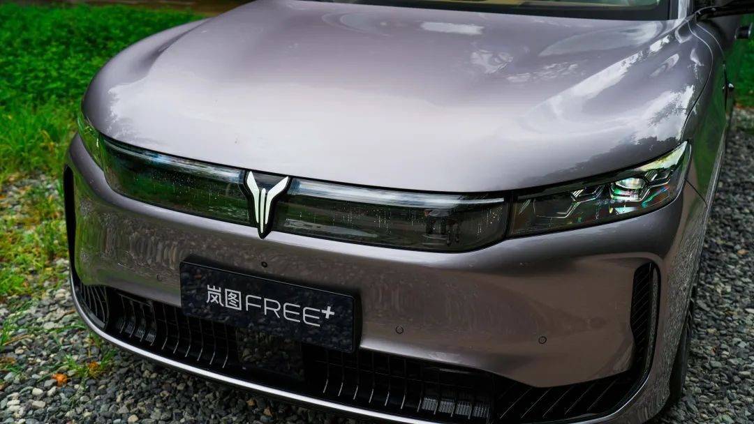 理想L6給不了的,嵐圖FREE+給,理想L6照顧不到的,嵐圖FREE+照顧