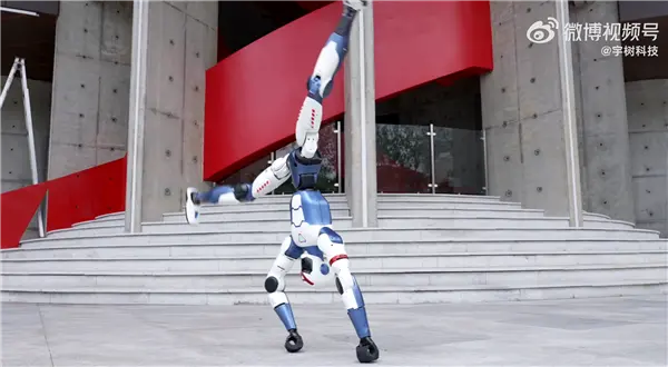 網友質疑機器人跳舞、拳擊沒用 宇樹科技創始人王興興回應 網友質疑機器人跳舞、拳擊沒用 宇樹科技創始人王興興回應