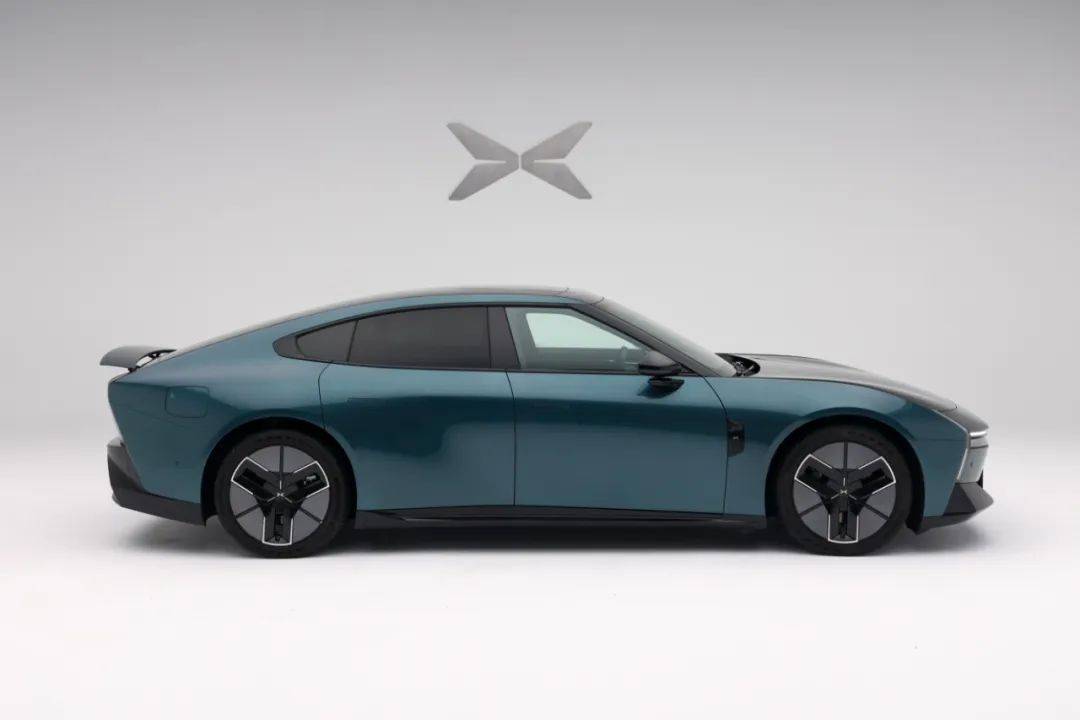 全新小鵬P7正式亮相并開啟預(yù)訂