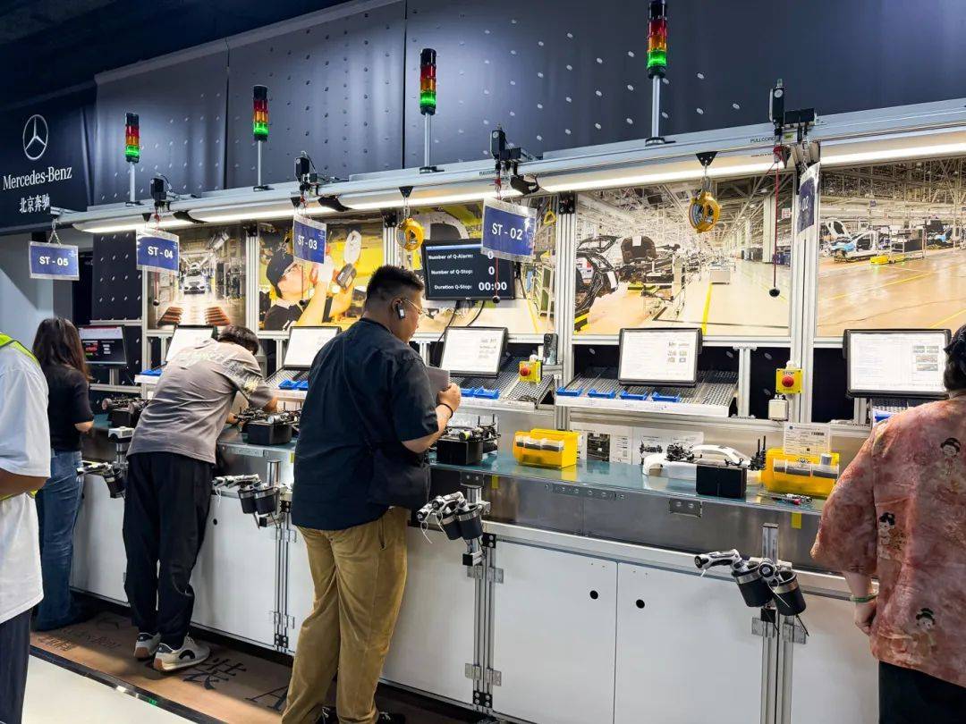 參觀了在北京的奔馳研發(fā)中心和工廠,體驗到了奔馳生產(chǎn)線上的工作流程,以及奔馳對于質(zhì)量的嚴格把控