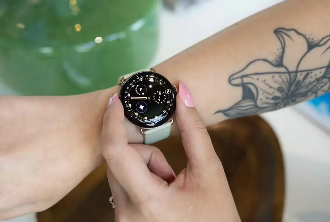 谷歌發布Pixel Watch 4智能手表:屏幕峰值亮度提升50%、抬腕即可AI聊天、首次支持衛星SOS求救