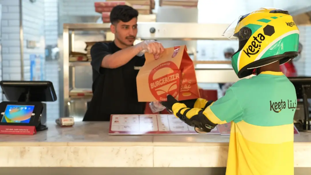 千團大戰期間,美團率先推出團購「過期退款」政策,瞬間占住了用戶心智 ▲Keeta外賣員在沙特當地餐飲門店取餐 圖源:美團官網