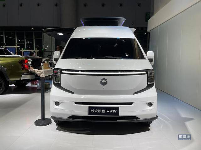 長安凱程V919走紅成都車展,引來觀眾和網紅爭相打卡