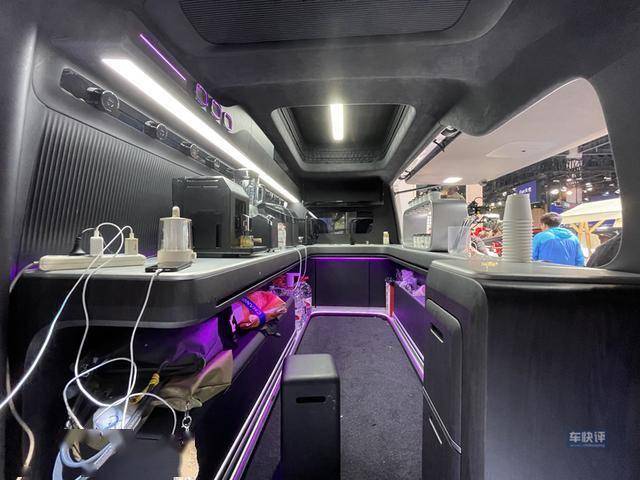 長安凱程V919走紅成都車展,引來觀眾和網紅爭相打卡