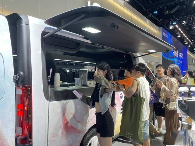 長安凱程V919走紅成都車展,引來觀眾和網紅爭相打卡