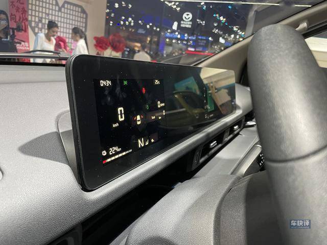 長安凱程V919走紅成都車展,引來觀眾和網紅爭相打卡