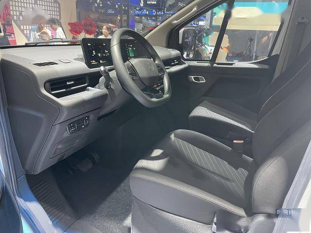 長安凱程V919走紅成都車展,引來觀眾和網紅爭相打卡