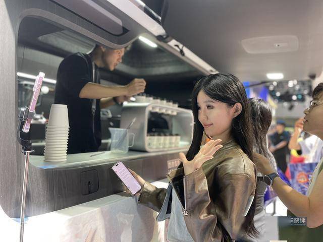 長安凱程V919走紅成都車展,引來觀眾和網紅爭相打卡