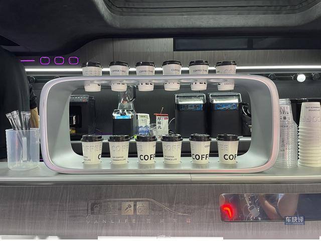 長安凱程V919走紅成都車展,引來觀眾和網紅爭相打卡