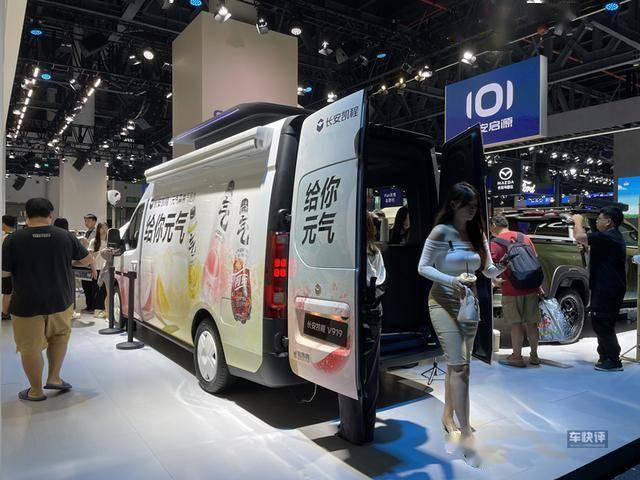 長安凱程V919走紅成都車展,引來觀眾和網紅爭相打卡