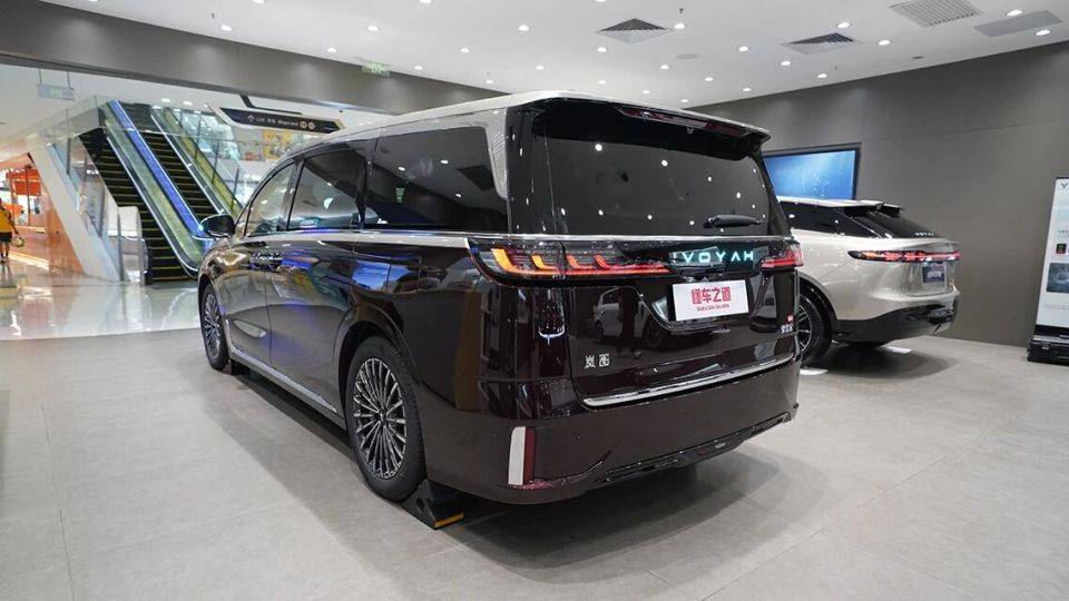 2026款嵐圖夢想家售32.99萬起,800V+5C快充