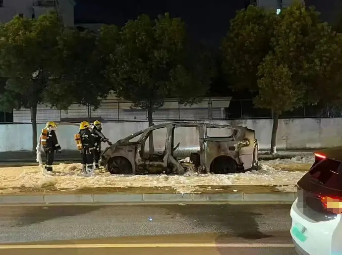 今年第三燒!53萬的理想MEGA自燃,炸出了奶爸寶媽的焦慮